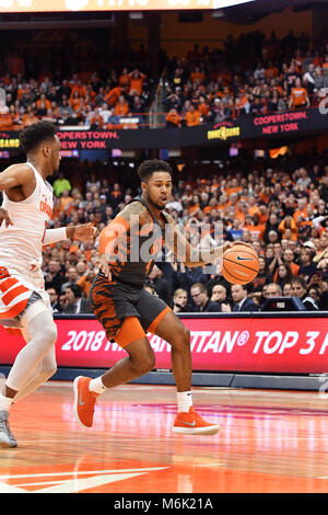 Syracuse, NY, USA. 3 Mär, 2018. Clemson Tiger guard Shelton Mitchell #4 in der zweiten Hälfte des Spiel als der Syrakus Orange besiegte die Clemson Tiger 55-52 in einer ACC matchup an den Carrier Dome in Syracuse, NY. Foto von Alan Schwartz/Cal Sport Media/Alamy leben Nachrichten Stockfoto