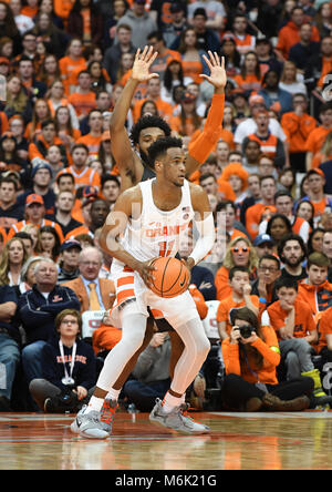 Syracuse, NY, USA. 3 Mär, 2018. Syrakus Orange vorwärts Oshae Brissett #11 schaut auf den Ball Pass während der zweiten Hälfte des Spiel als der Syrakus Orange besiegte die Clemson Tiger 55-52 in einer ACC matchup an den Carrier Dome in Syracuse, NY. Foto von Alan Schwartz/Cal Sport Media/Alamy leben Nachrichten Stockfoto