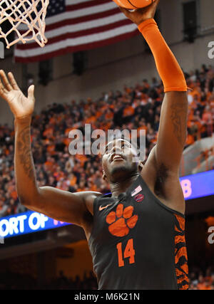 Syracuse, NY, USA. 3 Mär, 2018. Clemson Tiger vorwärts Elia Thomas #14 erreicht für den Korb während der zweiten Hälfte des Spiels. Die syracuse Orange besiegte die Clemson Tiger 55-52 in einer ACC matchup an den Carrier Dome in Syracuse, NY. Foto von Alan Schwartz/Cal Sport Media/Alamy leben Nachrichten Stockfoto