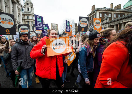 London, Großbritannien. 4 Mär, 2018. Teilnehmer während der März gesehen. London feiert den Marsch der Frauen für den Internationalen Tag der Frau im nächsten 8. März. Zusätzlich 100 Jahre gefeiert worden seit der Abstimmung für Frauen in England gewonnen wurde. Credit: B Rouco -3158.jpg /SOPA Images/ZUMA Draht/Alamy leben Nachrichten Stockfoto