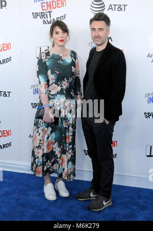 SANTA MONICA, CA - 03. März: (L-R) Alice Birke und Direktor William Oldroyd die 2018 Film Independent Spirit Awards am 3. März 2018 in Santa Monica, Kalifornien Foto Besuchen von Barry King/Alamy leben Nachrichten Stockfoto