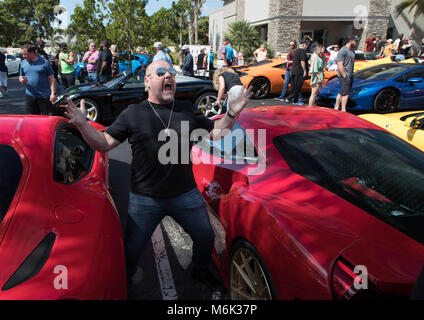 Boca Raton, Florida, USA. 4 Mär, 2018. Jason Bonham, Delray Beach, Sohn des legendären Led Zeppelin Schlagzeuger John Bonham besucht die Diamanten und Donuts Super Car Show in Boca Raton, Florida am 4. März 2018. Zwischen Ferraris Bonham sagte "Es fühlt sich so an, als ich aufwuchs, und mein Vater hatten gar nicht genug Platz in der Garage für alle seine Jaguar XK 150, 120, Maserati und Muscle Cars haben.'' Der monatlichen Car Show an Diamanten von Raymond Lee auf North Federal Highway in Boca Raton verfügt über viel voller Amerikanischer, Einfuhren und exotische Autos. Jeden Monat wird die Show wirft, Geld für eine Wohltätigkeitsorganisation. Stockfoto