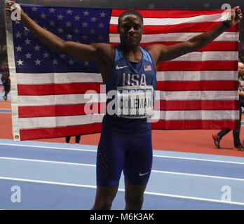 Birmingham, Großbritannien. 3 Mär, 2018. IAAF World Indoor Championships. Christian Coleman (USA) feiert mit der amerikanischen Flagge nach dem gewinnen Gold bei den Herren 60 Meter Credit: Ben Stand/Alamy leben Nachrichten Stockfoto