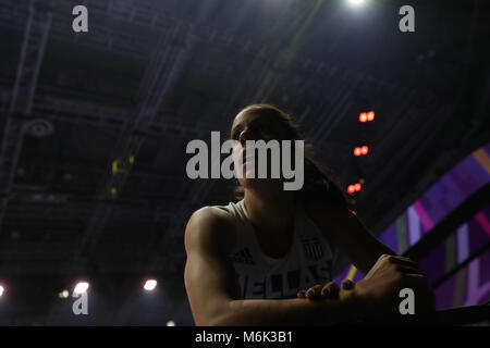 Birmingham, Großbritannien. 3 Mär, 2018. IAAF World Indoor Championships. Katerina STEFANIDI (Griechenland) spricht mit ihrem Trainer während der Pole Vault Finale bei den IAAF World Indoor Championships 2018 Credit: Ben Stand/Alamy leben Nachrichten Stockfoto