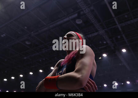 Birmingham, Großbritannien. 3 Mär, 2018. IAAF World Indoor Championships. Sandi Morris (USA) spricht mit ihrem Trainer während der Pole Vault Finale bei den IAAF World Indoor Championships 2018 Credit: Ben Stand/Alamy leben Nachrichten Stockfoto