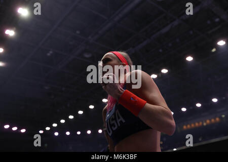 Birmingham, Großbritannien. 3 Mär, 2018. IAAF World Indoor Championships. Sandi Morris (USA) spricht mit ihrem Trainer während der Pole Vault Finale bei den IAAF World Indoor Championships 2018 Credit: Ben Stand/Alamy leben Nachrichten Stockfoto