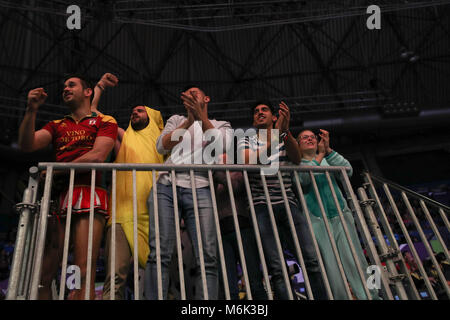 Birmingham, Großbritannien. 3 Mär, 2018. IAAF World Indoor Championships. Spanische Fans feiern nach einer von Spaniens Athleten gewinnen die Goldmedaille Credit: Ben Stand/Alamy leben Nachrichten Stockfoto