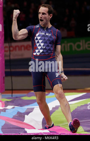 Birmingham. 4 Mär, 2018. Renaud Lavillenie der feiert Frankreich nach dem Gewinn der Männer Stabhochsprung final während der IAAF World Indoor Championships im Arena Birmingham in Birmingham, Großbritannien, 4. März 2018. Quelle: Tim Irland/Xinhua/Alamy leben Nachrichten Stockfoto