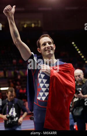 Birmingham. 4 Mär, 2018. Renaud Lavillenie der feiert Frankreich nach dem Gewinn der Männer Stabhochsprung final während der IAAF World Indoor Championships im Arena Birmingham in Birmingham, Großbritannien, 4. März 2018. Quelle: Tim Irland/Xinhua/Alamy leben Nachrichten Stockfoto