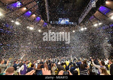 New York, New York, USA. 4 Mär, 2018. Konfetti füllt die Arena nach dem Spiel im Madison Square Garden in New York City, New York, statt. Credit: Amy Sanderson/ZUMA Draht/Alamy leben Nachrichten Stockfoto