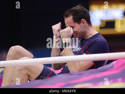 Birmingham. 4 Mär, 2018. Renaud Lavillenie der feiert Frankreich nach dem Gewinn der Männer Stabhochsprung final während der IAAF World Indoor Championships im Arena Birmingham in Birmingham, Großbritannien, 4. März 2018. Credit: Han Yan/Xinhua/Alamy leben Nachrichten Stockfoto