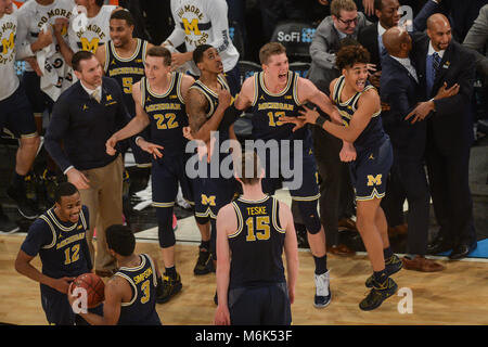New York, New York, USA. 4 Mär, 2018. Michigan Spieler feiern am Ende des Spiels im Madison Square Garden in New York City, New York, statt. Credit: Amy Sanderson/ZUMA Draht/Alamy leben Nachrichten Stockfoto