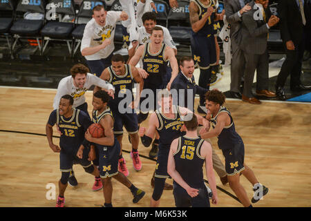 New York, New York, USA. 4 Mär, 2018. Michigan Spieler feiern am Ende des Spiels im Madison Square Garden in New York City, New York, statt. Credit: Amy Sanderson/ZUMA Draht/Alamy leben Nachrichten Stockfoto