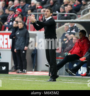 Köln, Deutschland. 4 Mär, 2018. Tayfun Korkut, Head Coach der Stuttgart reagiert während des Bundesligaspiel zwischen dem 1. FC Koeln und VfB Stuttgart in Köln, Deutschland, am 4. März 2018. Der VfB Stuttgart gewann 3-2. Credit: Ulrich Hufnagel/Xinhua/Alamy leben Nachrichten Stockfoto