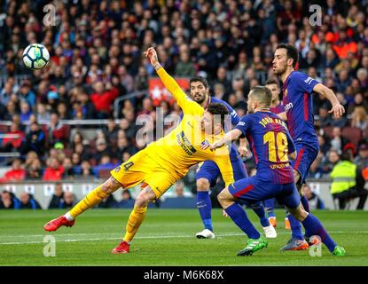 Barcelona, Spanien. 4 Mär, 2018. Atletico Madrid Jose Maria Gimenez (L) versucht den Ball während der spanischen Liga Fußball Match zwischen dem FC Barcelona und Atletico Madrid in Barcelona, Spanien, am 4. März 2018 zu steuern. Barcelona gewann 1:0. Credit: Joan Gosa/Xinhua/Alamy leben Nachrichten Stockfoto