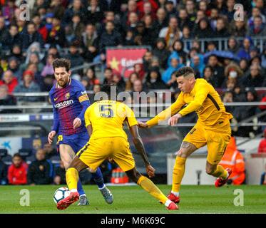 Barcelona, Spanien. 4 Mär, 2018. Barcelonas Lionel Messi (L) bricht durch, die während der spanischen Liga Fußball Match zwischen dem FC Barcelona und Atletico Madrid in Barcelona, Spanien, am 4. März 2018. Barcelona gewann 1:0. Credit: Joan Gosa/Xinhua/Alamy leben Nachrichten Stockfoto