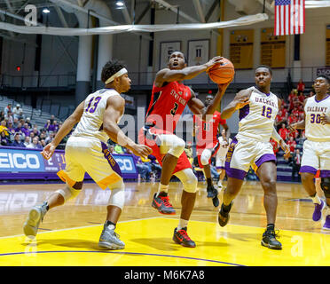 Albany, NY, USA. 3 Mär, 2018. Stony Brook Niederlagen UAlbany 69-60 in der America East Conference Turnier Viertelfinale am SEFCU Arena, März 3, 2018. Elia Olanlyl (#3) Credit: Csm/Alamy leben Nachrichten Stockfoto