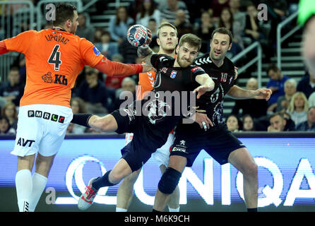 (180305) - Zagreb, 5. März 2018 (Xinhua) - domagoj Pavlovic (C) der PPD-Zagreb schießt während der 14 Runden von VELUX EHF Champions League Handball Match zwischen PPD-Zagreb und IFK Kristianstad, Zagreb, Kroatien, 4. März 2018. IFK Kristianstad gewann 27-24. (Xinhua / Slavko Midzor) Stockfoto