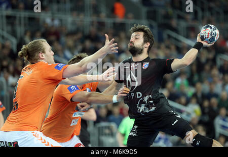 (180305) - Zagreb, 5. März 2018 (Xinhua) - Dobrivoje Markovic (R) der PPD-Zagreb schießt während der 14 Runden von VELUX EHF Champions League Handball Match zwischen PPD-Zagreb und IFK Kristianstad, Zagreb, Kroatien, 4. März 2018. IFK Kristianstad gewann 27-24. (Xinhua / Slavko Midzor) Stockfoto