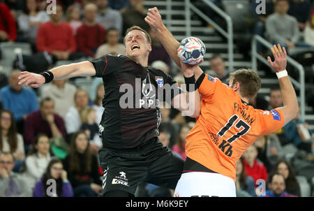 (180305) - Zagreb, 5. März 2018 (Xinhua) - David Miklavcic (L) von PPD-Zagreb schießt während der 14 Runden von VELUX EHF Champions League Handball Match zwischen PPD-Zagreb und IFK Kristianstad, Zagreb, Kroatien, 4. März 2018. IFK Kristianstad gewann 27-24. (Xinhua / Slavko Midzor) Stockfoto