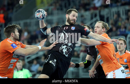 (180305) - Zagreb, 5. März 2018 (Xinhua) - Damir Bicanic (C) der PPD-Zagreb schießt während der 14 Runden von VELUX EHF Champions League Handball Match zwischen PPD-Zagreb und IFK Kristianstad, Zagreb, Kroatien, 4. März 2018. IFK Kristianstad gewann 27-24. (Xinhua / Slavko Midzor) Stockfoto