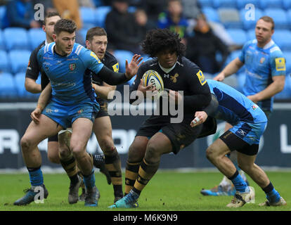 Coventry, Großbritannien. 4 Mär, 2018. Aviva Premiership Rugby Wespen v London Irish - Kerl Thompson von Wespen versucht zu attackieren - Obligatorisch nach-line: Paul Roberts/OneUpTop Credit: Paul Roberts/Alamy leben Nachrichten Stockfoto