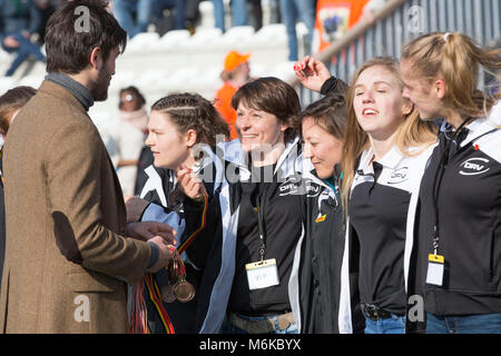 03 März 2018, Belgien, Brüssel: Rugby Europa Frauen XV Meisterschaft 2018. Friederike Kempter der Deutschen Mannschaft erhält eine Bronzemedaille. - KEINE LEITUNG SERVICE - Foto: Jürgen Keßler/dpa Stockfoto