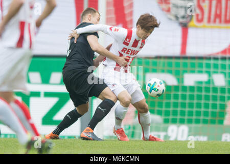 Keine VERKÄUFE IN JAPAN! Yuya OSAKO, rechts, 1.FC Köln, gegen Holger Badstuber, VfB Stuttgart, Aktion, Duellen, Fussball 1. 1. Fussballbundesliga, 25. Spieltag, 1.FC Köln (K) - VfB Stuttgart (S) 2:3, am 04.03.2018 in Köln/Deutschland. | Verwendung weltweit Stockfoto