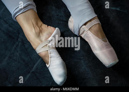 Schöne Beine von jungen Ballerina, die Änderungen Ballett Hausschuhe auf Pointe Stockfoto