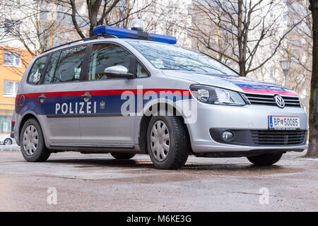 SALZBURG, Österreich - 03.März 2018: Die österreichische Polizei Auto vor der Polizeistation in der Nähe des Hauptbahnhof Salzburg Österreich Stockfoto