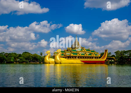 Karaweik-halle folgen, ein Schwimmbad Restaurant Palace, liegt am östlichen Ufer des Kandawgyi See. Stockfoto