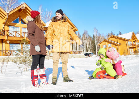 Aktive Familie auf Winterurlaub Stockfoto