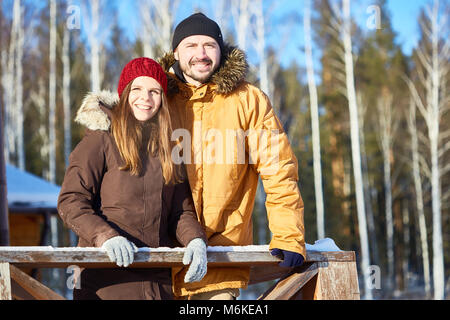 Glückliches Paar auf Winterurlaub Stockfoto