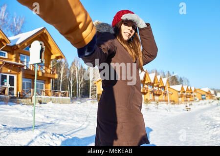 Pretty Woman Walking mit Freund Stockfoto