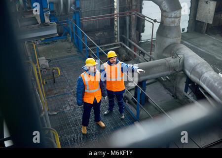 Bärtiger Ingenieure Eingehüllt in Arbeit Stockfoto