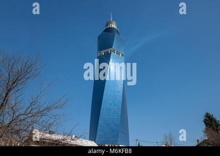 SARAJEVO, BOSNIEN HERZEGOWINA - 16. FEBRUAR 2018: die Sonne reflektieren auf Avaz Twist Tower an einem sonnigen Nachmittag. Avas Tower ist eines der wichtigsten Symbole o Stockfoto