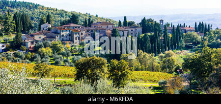 Beeindruckende Herbst Landschaft, mit Blick auf Weinberge, Chianti, Toskana, Italien. Stockfoto