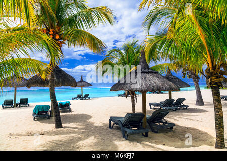 Schönen Strand von Mauritius Insel, Ansicht mit Regenschirm, Palmen und weißem Sand. Stockfoto