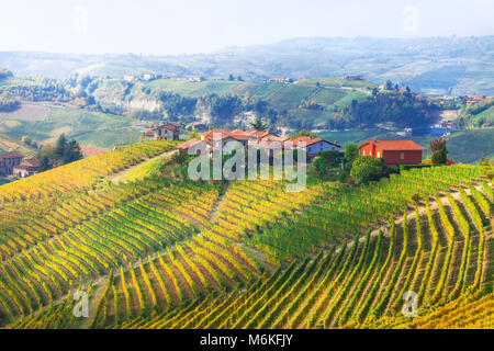 Beeindruckende Herbst Landschaft, mit bunten Weinberge, Piemont, Italien. Stockfoto