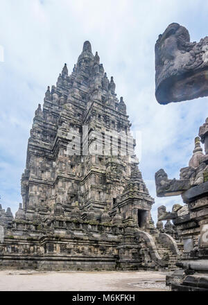 Indonesien, Central Java, Ansicht der Trimurti Schrein zu Shiva (Candi Siwa) das höchste und größte structureat der Mid-9th century Prambanan gewidmet Stockfoto