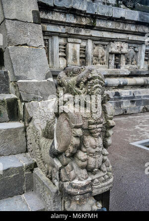 Indonesien, Central Java, guardian Abbildung am Aufstieg zum Vishnu Tempel in der Mitte des 9. Jahrhunderts Hindu Tempel Prambanan Komplex Stockfoto