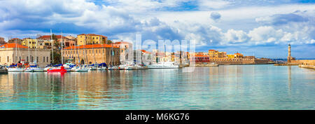 Wunderschönes Chania Stadt, Ansicht mit bunten Häusern und den Leuchtturm, Insel Kreta, Griechenland. Stockfoto