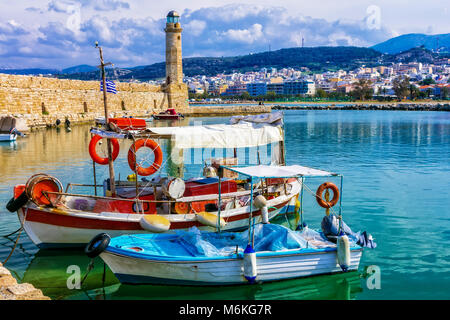 Wunderschöne traditionelle Griechenland, Blick auf den Hafen Rethymno mit traditionellen Fischerbooten und Leuchtturm der Insel Kreta. Stockfoto