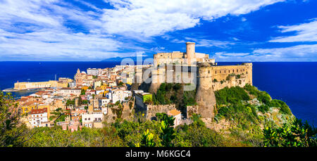 Beeindruckende Gaeta Stadt, Ansicht mit Castello Aragonese, Latium, Italien. Stockfoto