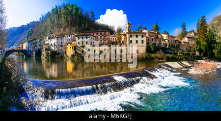 Beeindruckende Bagni di Lucca Dorf, Panoramaaussicht, in der Toskana, Italien. Stockfoto