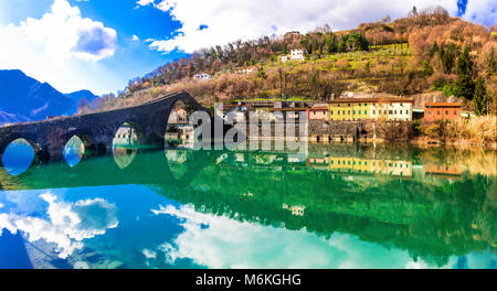 Eindrucksvolle Borgo a Mozzano, mit Blick auf die Alte Brücke, in der Nähe von Lucca, Toskana, Italien. Stockfoto