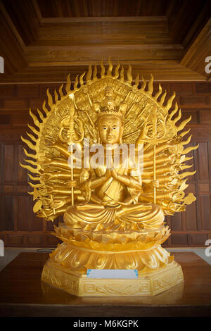 Goldene Statue von Guan Yin mit tausend Hände im Tempel ist die Anbetung der buddhistischen Menschen. Stockfoto