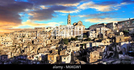 Schönen Sonnenuntergang über der Stadt Matera, Basilikata, Italien. Stockfoto