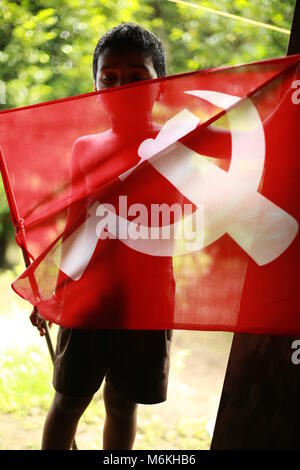 Kommunistische Fahne mit Jungen und Mädchen,.. Stockfoto