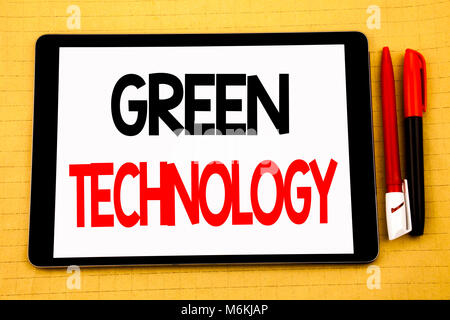 Konzeptionelle Handschrift Bildunterschrift inspiration, grüne Technologie. Das Konzept für die Kampagne, auf Tablet geschrieben, Holz- Hintergrund mit sti Stockfoto